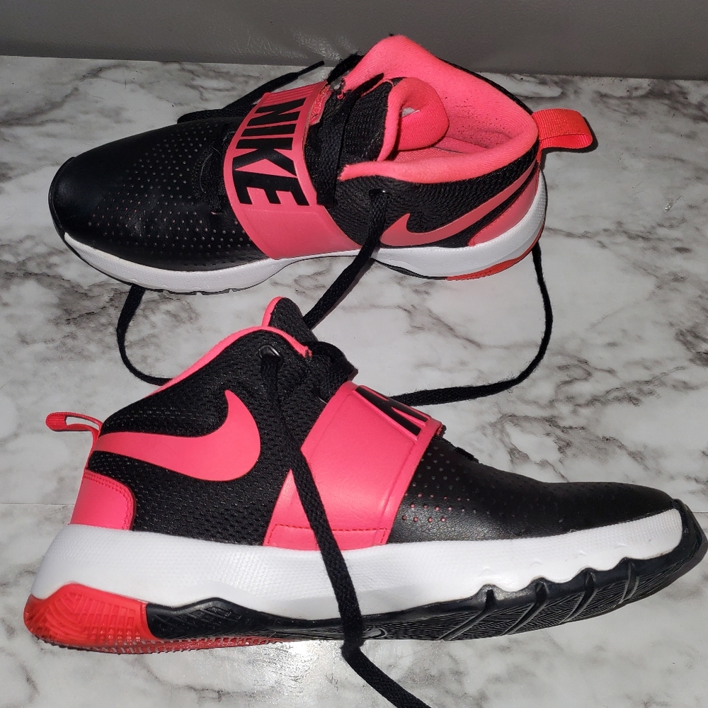 Nike 6y 7.5 women's  team hustle
